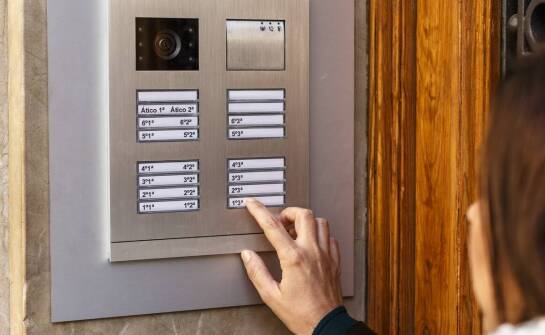 Nowoczesne rozwiązania instalacyjne i systemy kontroli dostępu dla firm