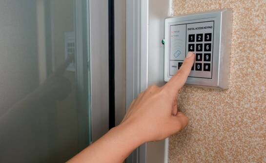 Instalacje niskoprądowe oraz systemy kontroli dostępu — zastosowania i korzyści