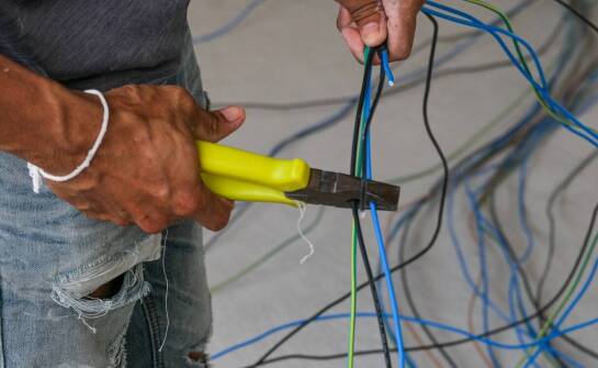 Instalacje elektryczne – najważniejsze informacje i aktualne trendy branżowe