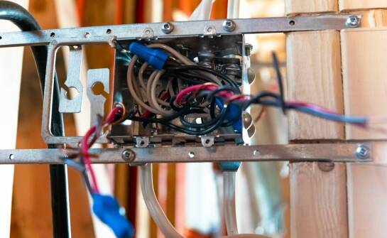 Montaż instalacji elektrycznych – kluczowe informacje i etapy realizacji