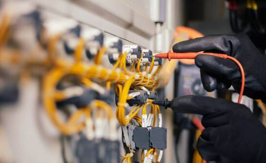 Najważniejsze informacje o montażu instalacji elektrycznych – krok po kroku