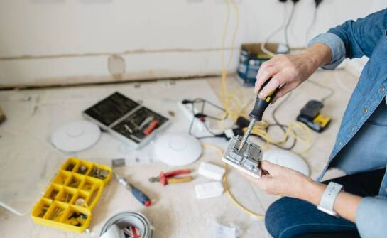 Montaż instalacji elektrycznych – etapy, najważniejsze zasady i zastosowania