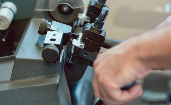 Serwisowanie nitownic – na co zwrócić uwagę i jakie są etapy naprawy