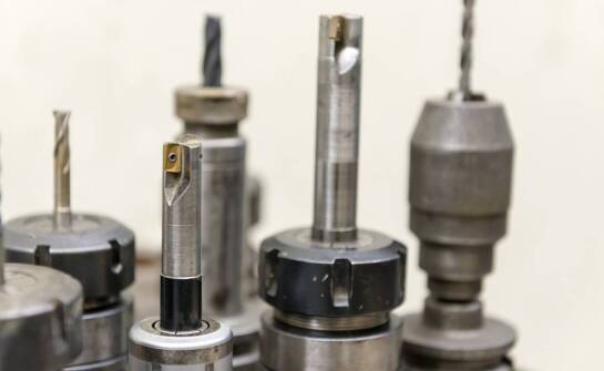 Nitownice akumulatorowe do nitów – zastosowania, zalety i wybór urządzenia