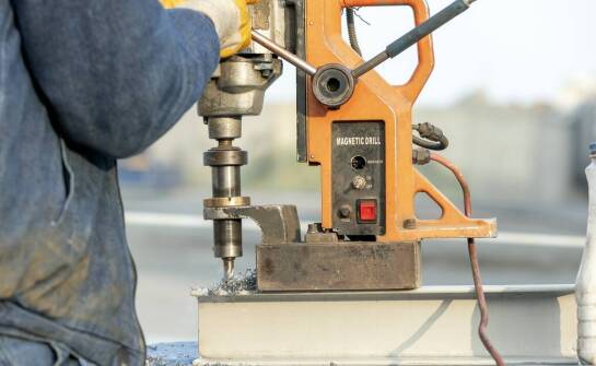 Jak wybrać najlepszą nitownicę? Przegląd rodzajów i zastosowań