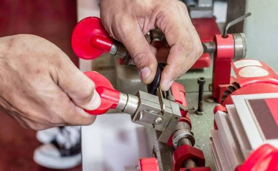 Rodzaje i zastosowania nitownic — praktyczny przegląd możliwości urządzeń