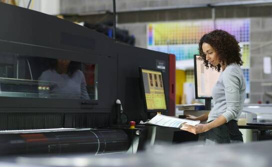 Jak technologia offsetowego drukowania arkuszowego wpływa na produkcję opakowań premium?