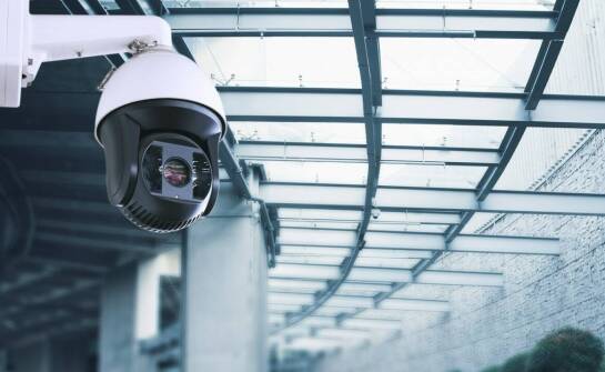 Różnice między trybem UHD a SD w kamerach szerokokątnych zewnętrznych – co wybrać?