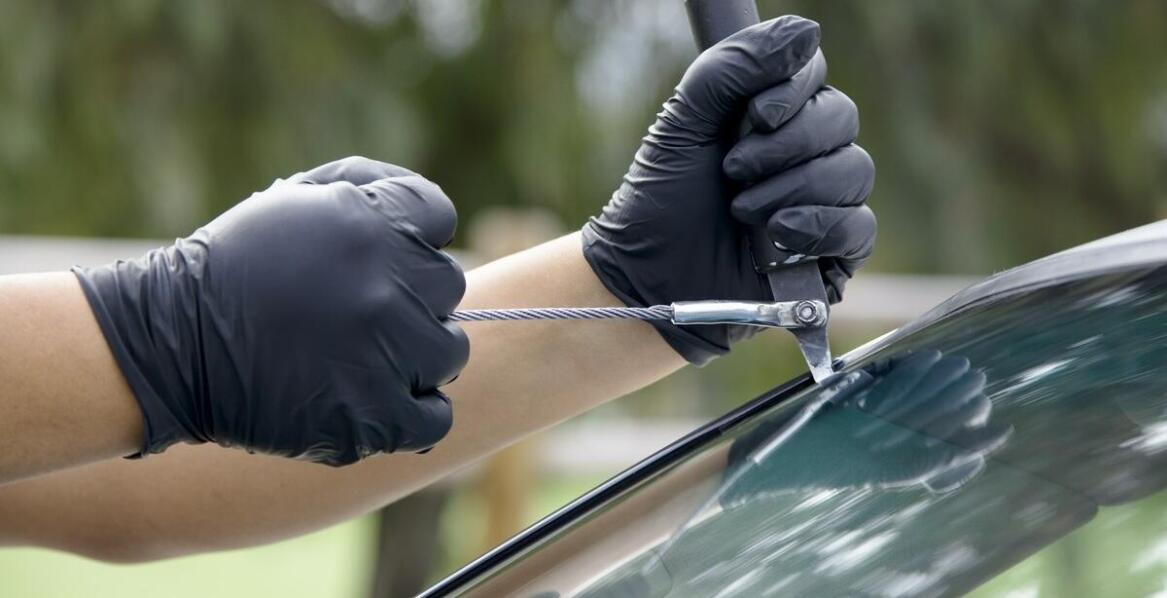 Jakie są kluczowe etapy procesu naprawy odprysków w szybach samochodowych?