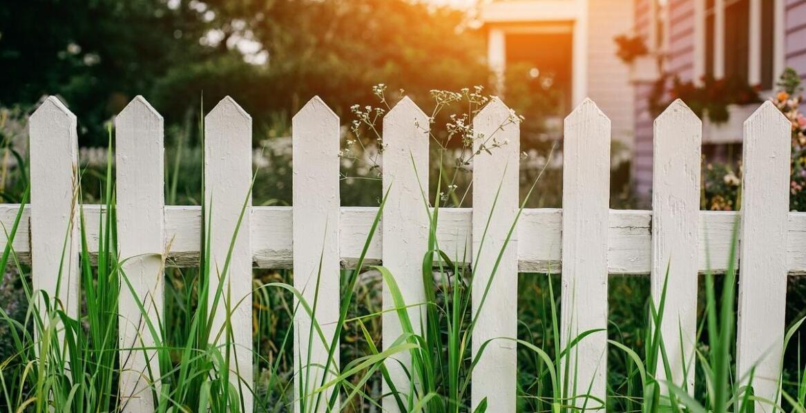 Przegląd różnorodnych rozwiązań projektowych dla ogrodzeń palisadowych