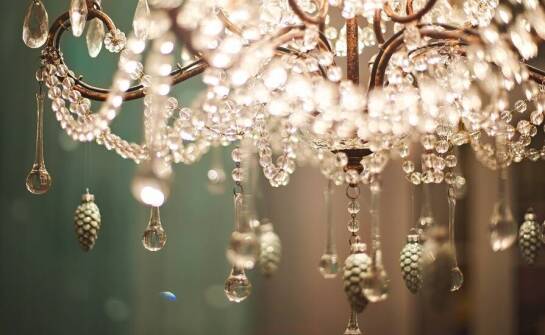Jakie żyrandole kryształowe najlepiej pasują do nowoczesnych apartamentów?