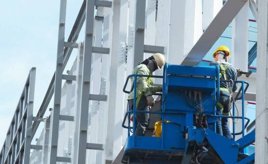 Jak wyciągarka na rusztowanie zwiększa efektywność prac budowlanych?