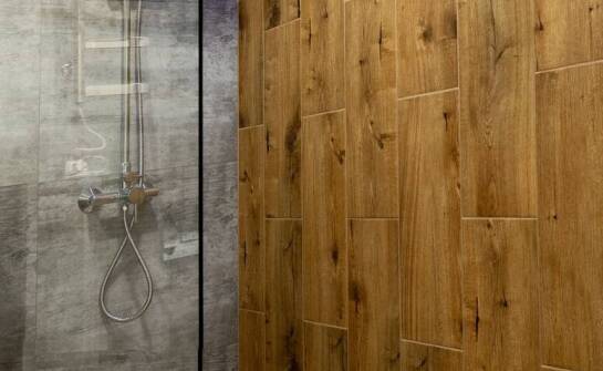 Jak dopasować deszczownicę natryskową do małej łazienki?