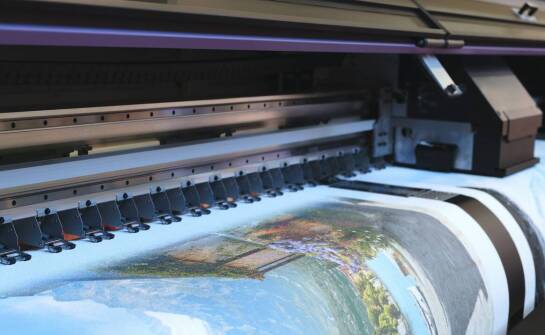 Embossing w druku cyfrowym – jak tworzyć unikalne efekty wizualne?