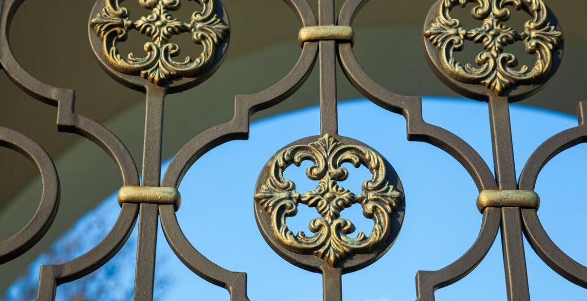 Jak rozety do bram mogą odmienić wygląd Twojego ogrodzenia?