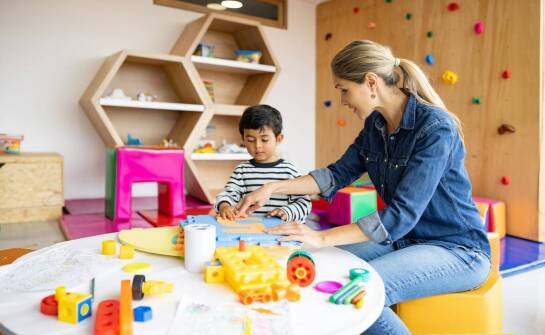 Kwalifikacje opiekuna w żłobku: jakie kompetencje są najważniejsze?