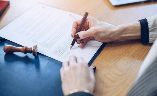 W jaki sposób notariusz zabezpiecza interesy stron w umowach cywilnoprawnych?