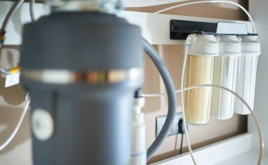 Wpływ twardej wody na działanie urządzeń sanitarnych – jak temu zaradzić?