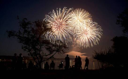 Holiday event z wyrzutnią – inspiracje na klimatyczny pokaz fajerwerków