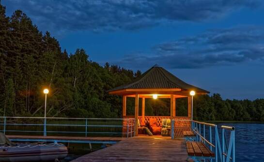 Jak lampa solarna wisząca do altany może obniżyć rachunki za prąd?