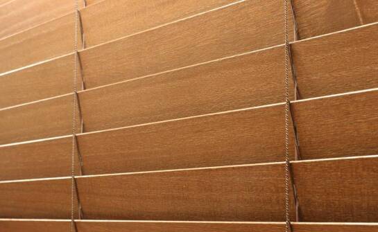 Żaluzje drewniane jako element dekoracyjny w pomieszczeniach biurowych