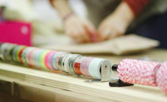 Personalizacja opasek reklamowych – jakie korzyści przynosi firmom?