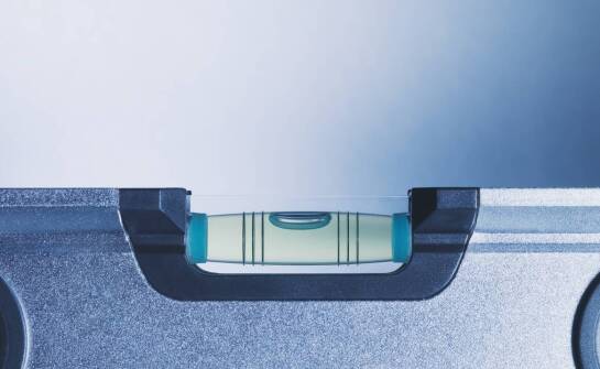 Różnice między poziomicą 1m a innymi narzędziami pomiarowymi