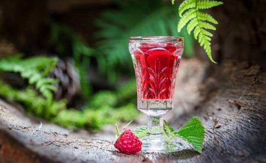 Niezwykłe właściwości smakowe nalewki malinowej – odkryj ich tajemnicę
