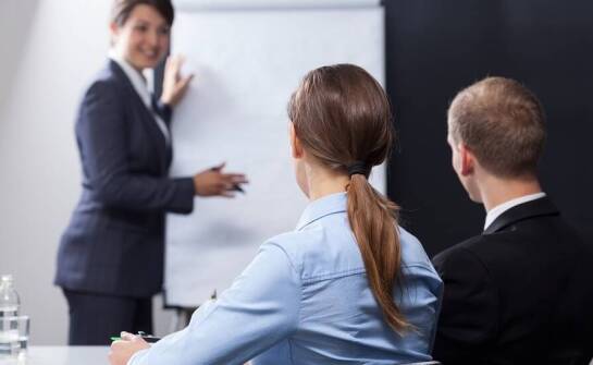 Jakie strategie motywacyjne są omawiane na kursie zarządzania ludźmi?