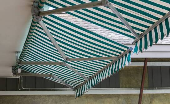 Różnorodność materiałów używanych w produkcji markiz tarasowych