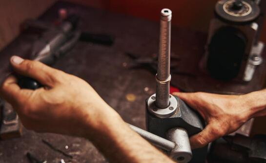 Nitownica ręczna – zastosowania, mechanizm działania i zalety użytkowania