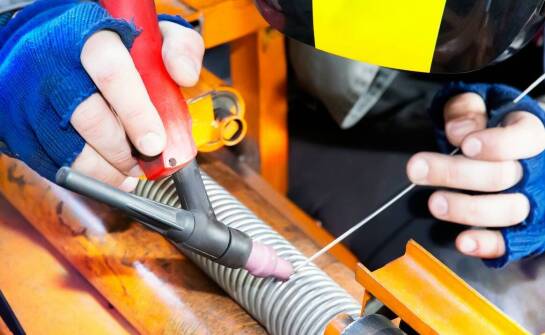 Jak działa nitownica pneumatyczna i do czego można ją wykorzystać?