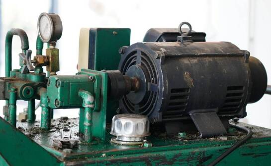 Jak działają nitownice pneumatyczne do nitonakrętek i kiedy warto je stosować