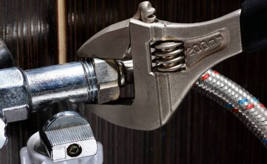 Jak działa nitownica i do czego można jej użyć? Praktyczne zastosowania