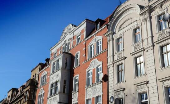 Jak znaleźć idealne mieszkanie w spokojnej okolicy blisko dużego miasta