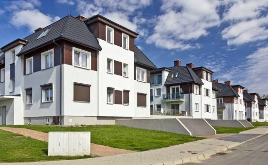 Jak znaleźć atrakcyjne mieszkanie na sprzedaż pod miastem bez pośredników