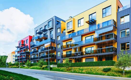 Mieszkania w stanie deweloperskim pod stolicą – co warto wiedzieć?