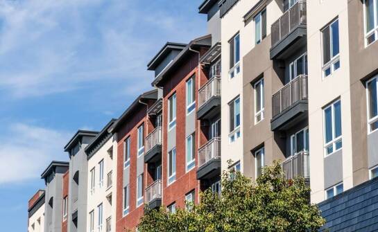 Mieszkania w stanie deweloperskim pod miastem – zalety, trendy i możliwości