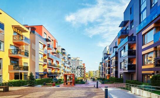 Mieszkania w stanie deweloperskim pod miastem – najważniejsze aspekty zakupu