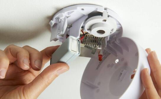 Jak działają instalacje alarmowe i elektryczne w domu oraz firmie