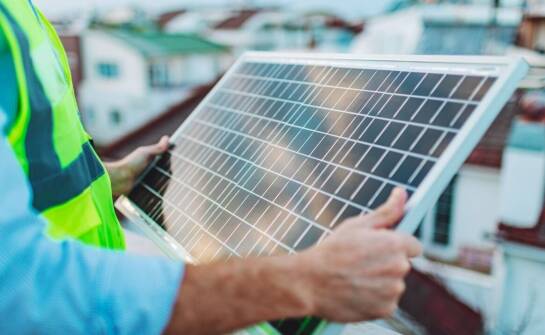 Panele słoneczne – zasada działania, zastosowania i opłacalność inwestycji