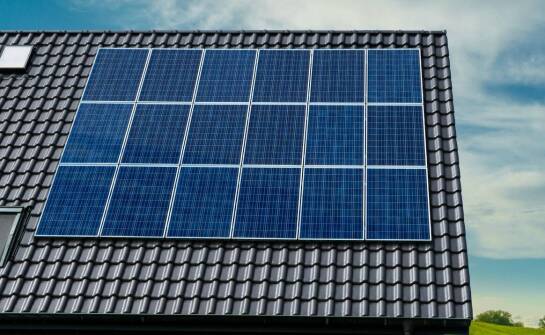 Jak działają panele słoneczne i jakie korzyści przynoszą gospodarstwom domowym