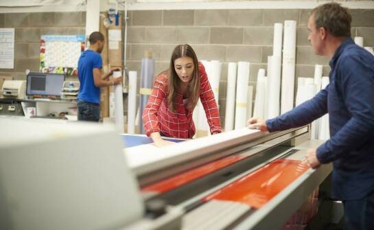 Jak powstaje klej do plakatów? Proces produkcji i zastosowania