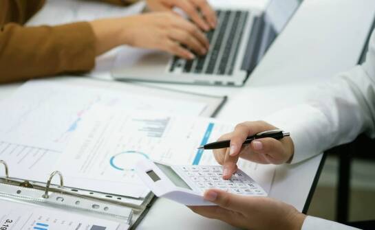 Jak działają usługi rachunkowe i kiedy warto z nich korzystać?