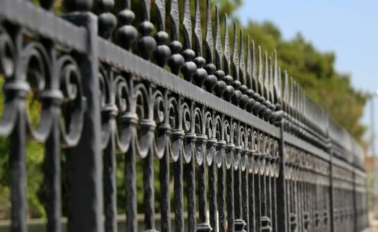 Jak wybrać solidny płot metalowy? Przegląd rozwiązań i inspiracji