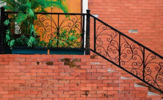 Rodzaje balustrad – jak wybrać odpowiedni wariant do swojego domu