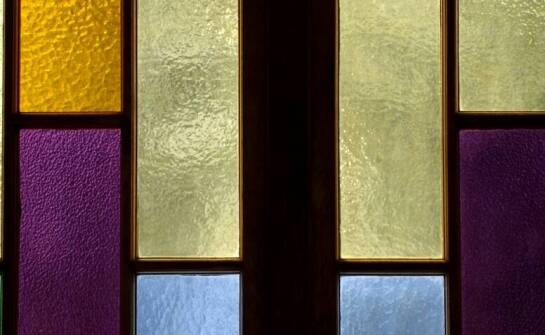 Szkło hartowane – zastosowania, właściwości i zalety tego materiału