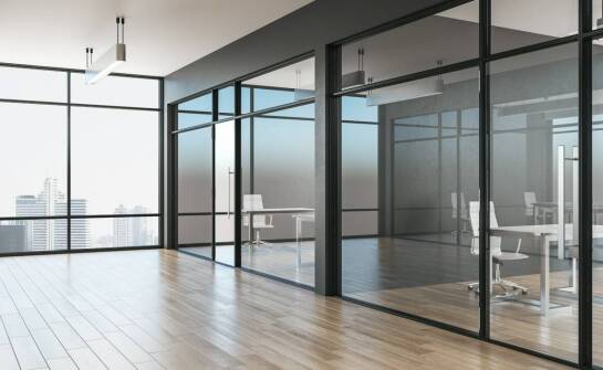 Drzwi szklane – zalety, rodzaje i zastosowania w nowoczesnych wnętrzach