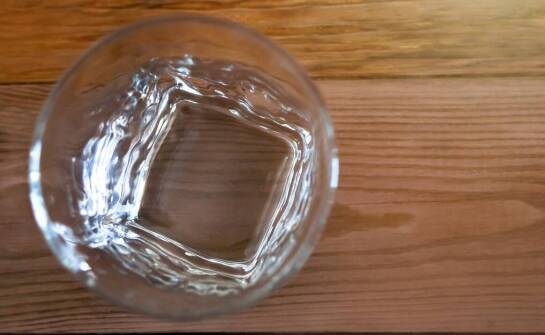 Czym wyróżnia się szkło hartowane i gdzie znajduje zastosowanie?