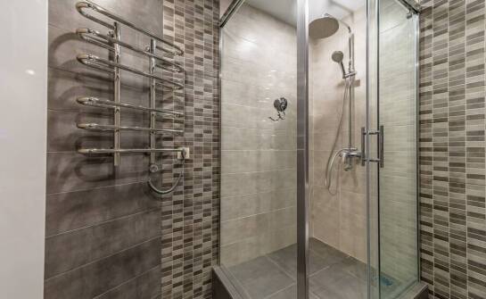 Jak wybrać idealną kabinę prysznicową na wymiar do każdej łazienki?